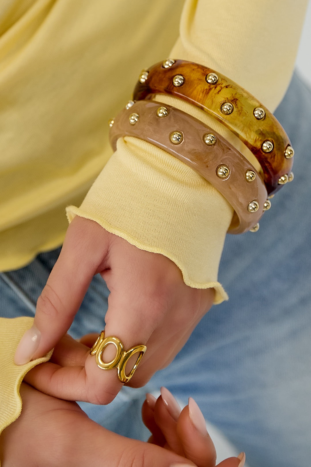 Studded bangle - Lichtbruin