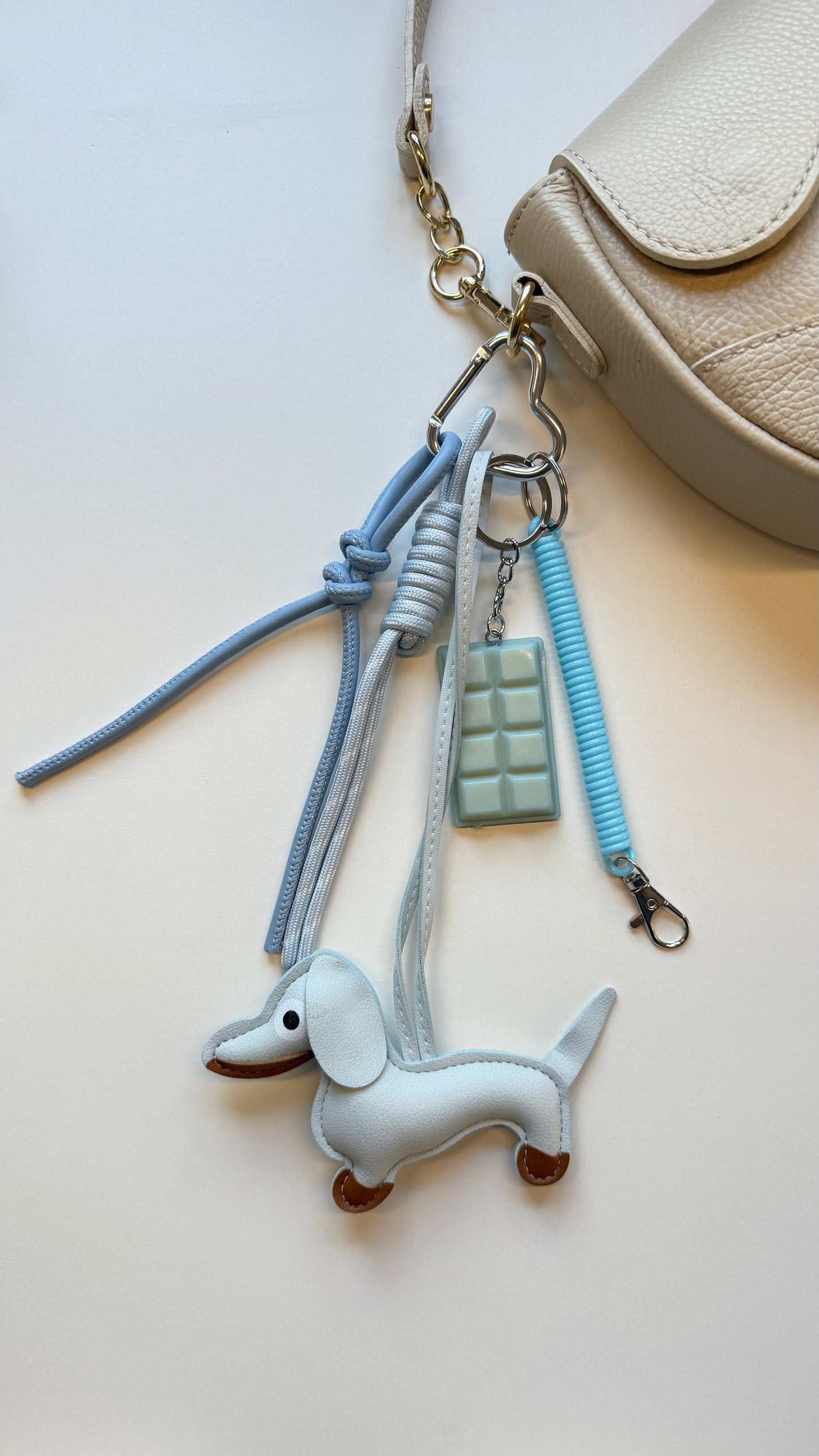 Bagcharm teckel and chocolate - Lichtblauw