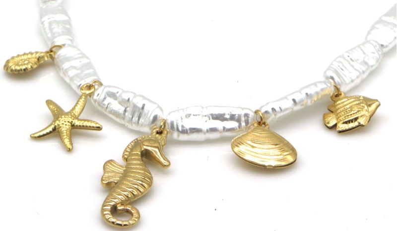 Ketting pearl in the ocean